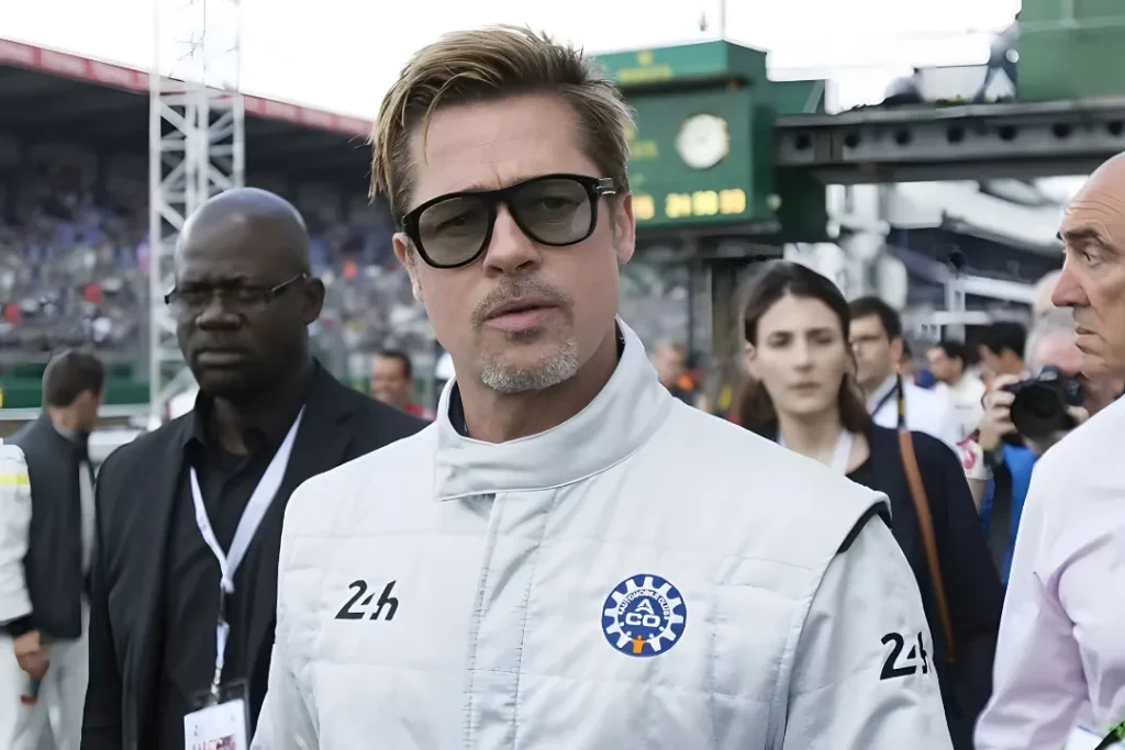 برد پیت در دنیای پرهیجان فرمول یک: نگاهی به فیلم جدید و نقش او در آن 1 brad pitt f1 outfit wearing apple moive 66716aa84b10d5a6894bd10f