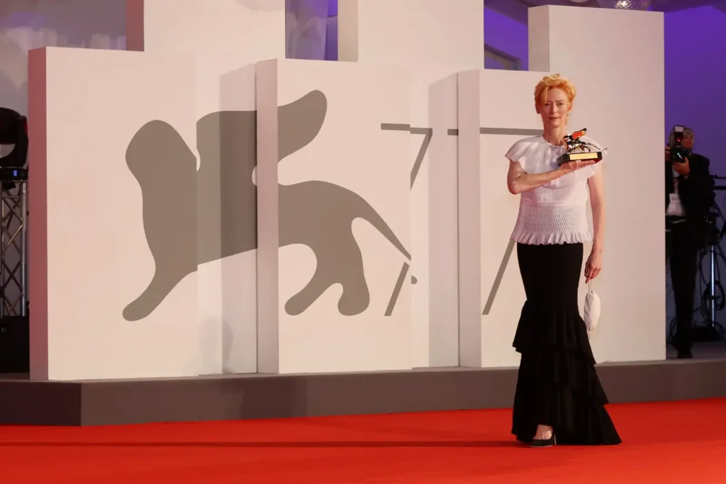 "فستیوال فیلم Venice 2024"برنده Golden Line امسال چه فیلمی است؟ 4 Red Carpet TILDA SWINTON 6 Credits La Biennale di Venezia Foto ASAC photo by Andrea Avezz 1600x1067 1