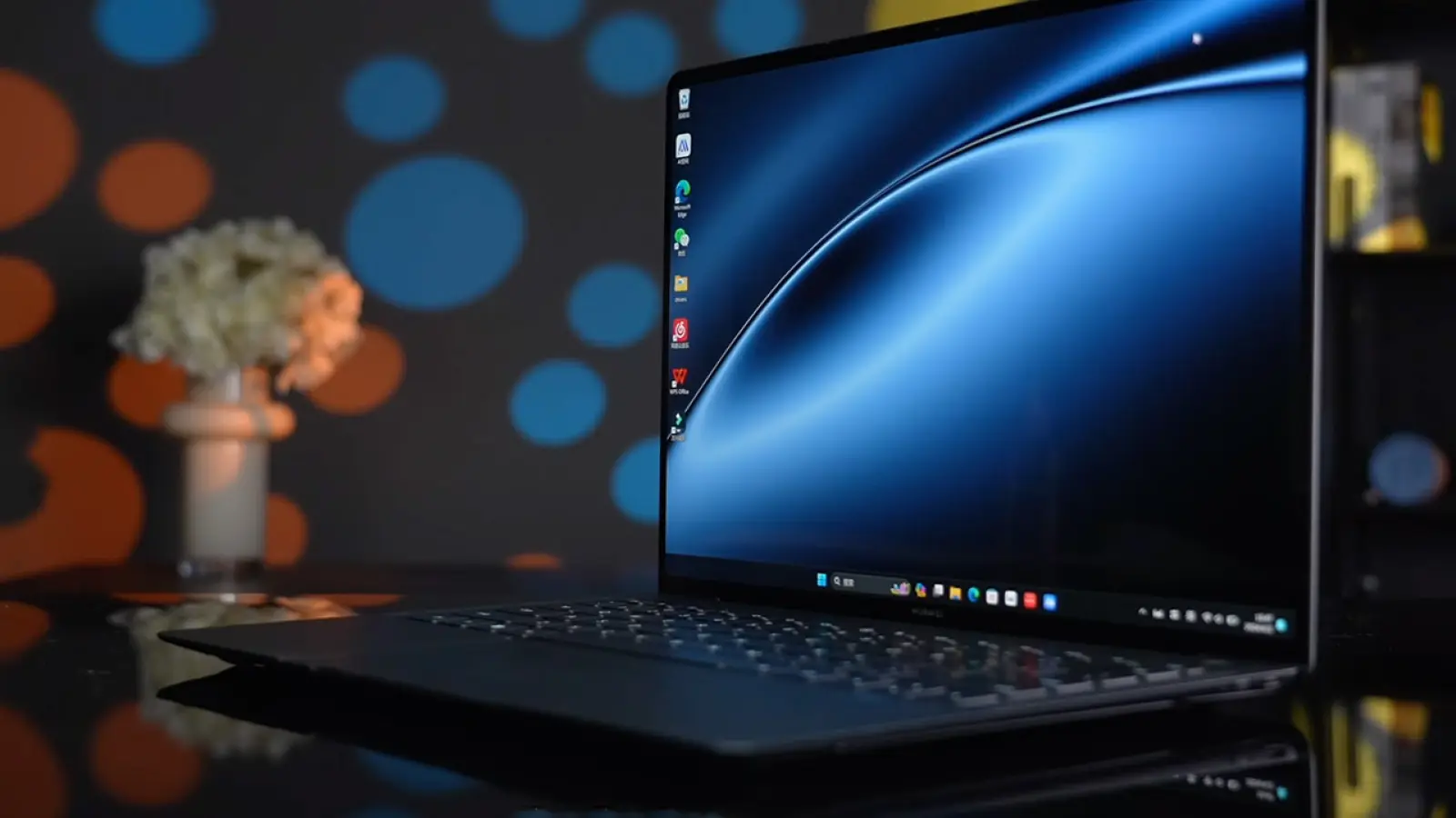 بررسی جامع لپتاپ Huawei MateBook X Pro Core Ultra Premium Edition | آپدیت 2024 5 عمر باتری و اتصالات لپتاپ Huawei MateBook X Pro Core Ultra Premium Edition