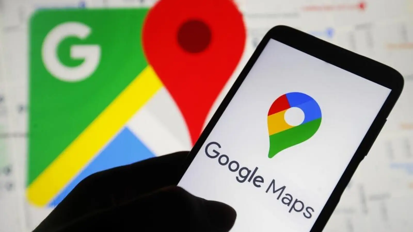اپلیکیشنهای مسیریابی: مقایسه Apple Maps ،Google Maps و Waze 3 Google Maps قابلیتهایی نظیر پیشنهاد مسیرهای جایگزین، اطلاعات حمل و نقل عمومی و امکان مشاهده نقشهها به صورت آفلاین را فراهم میکند.
