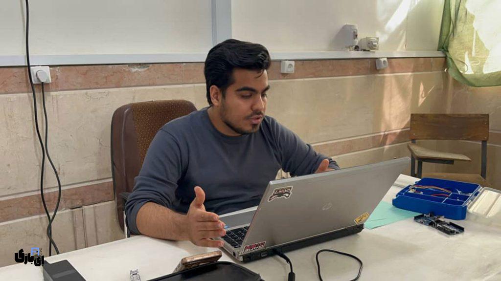 علی یگانه: چگونه یک علاقهی ساده به یک کسبوکار خانوادگی موفق تبدیل شد؟ 7 علی یگانه صاحب کانال یوتیوبی Robotek9