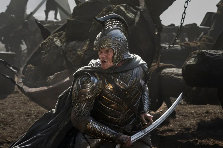 بررسی اولیه فصل 2 ارباب حلقه ها: هیجان بیشتر، شگفتی بیشترو حتی غم بیشتر 2 An armor clad Elrond wields an Elven sword in The Rings of Power season 2