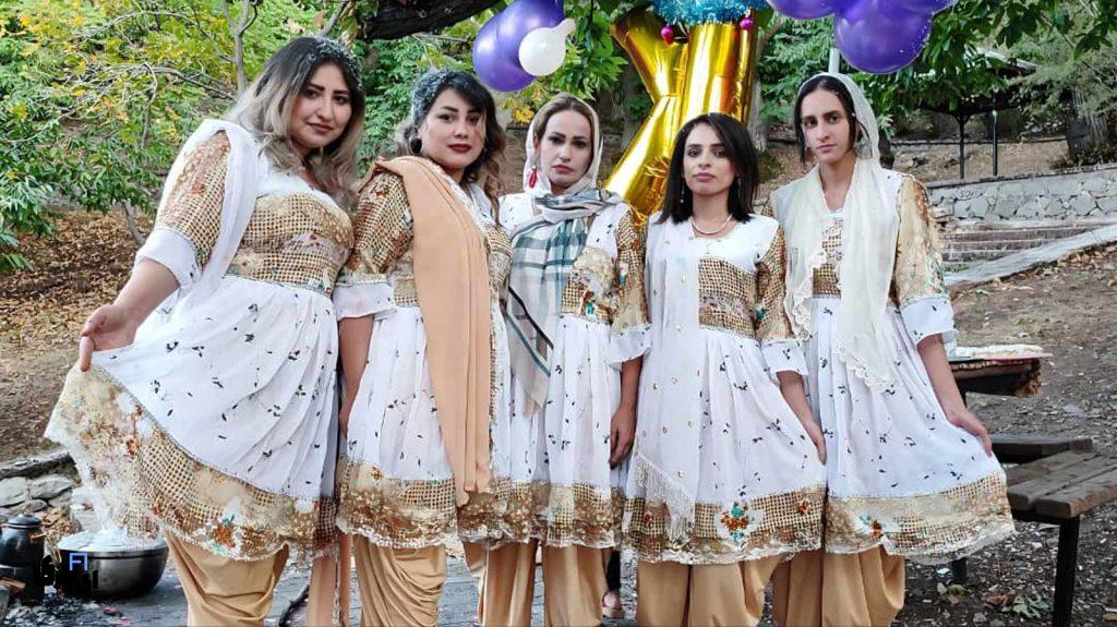 گفتگو با دختر افغان که با همکاری مادرشوهرش، در 3 ماه کانال یوتیوبش را به درآمد رساند 2 جشن به درآمد رسیدن کانال village life king