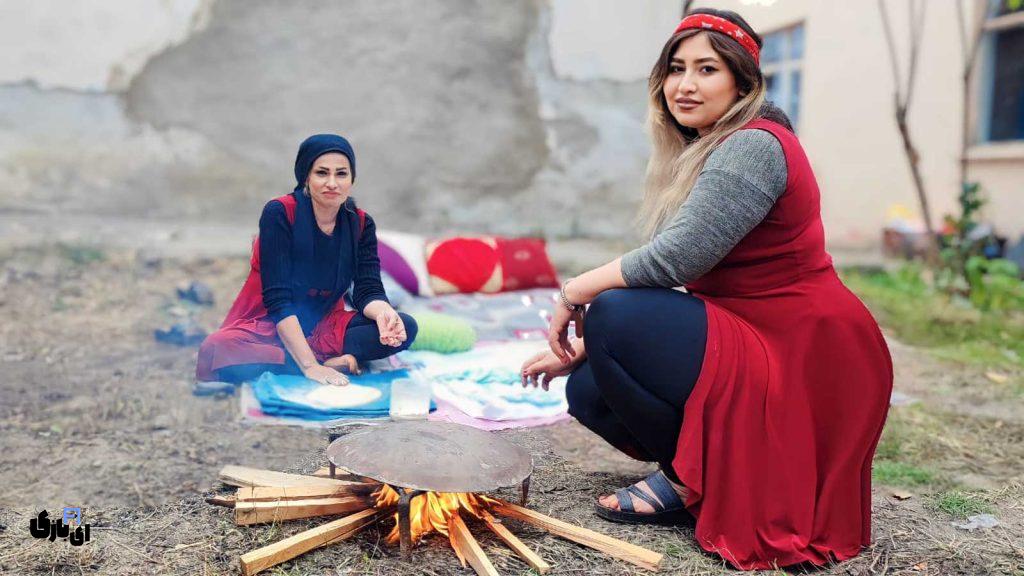 گفتگو با دختر افغان که با همکاری مادرشوهرش، در 3 ماه کانال یوتیوبش را به درآمد رساند 1 خانم فرزانه حکیمی و مادر شوهرش شا بی بی حکیمی