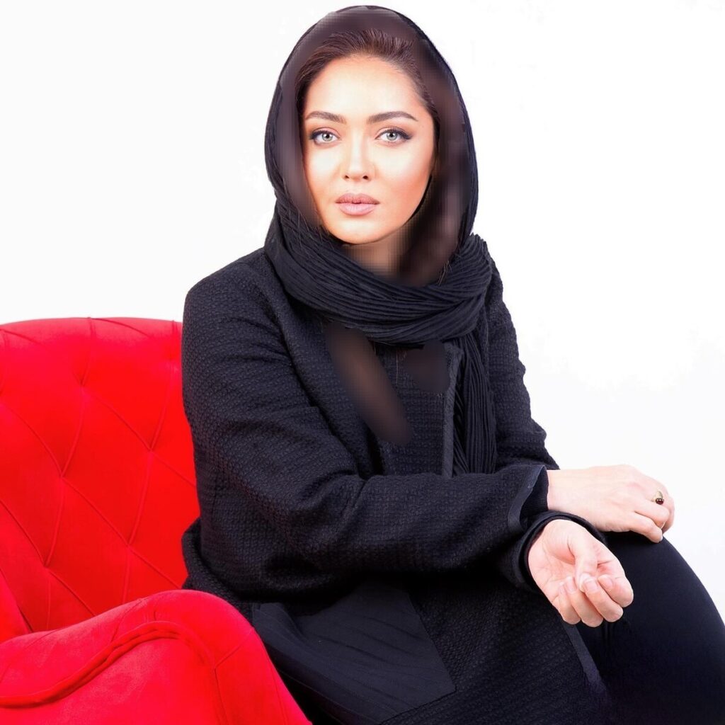 جدیدترین عکس آتلیهای نیکی کریمی، بازیگر نقش محبوبه در سریال "کیمیا"، به مناسبت تولد ۵۳ سالگیاش منتشر شد. او که به "قالی کرمان" معروف است، هر روز جوانتر و شادابتر به نظر میرسد! 1 1731357893470
