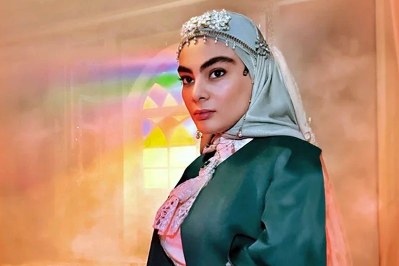 تصاویر جدید و متفاوتی از گیتا راد، بازیگر سریال «رحیل»، منتشر شده است که توجه کاربران را به خود جلب کرده است. 2 عربی 3