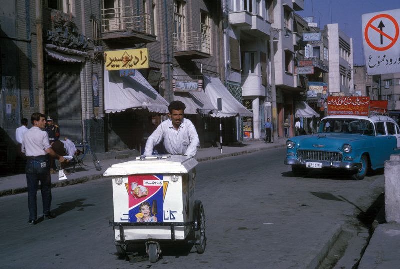 عکس نوستالژیک از یک بستنیفروشی در تهران 1 photo 2025 01 23 19 37 40