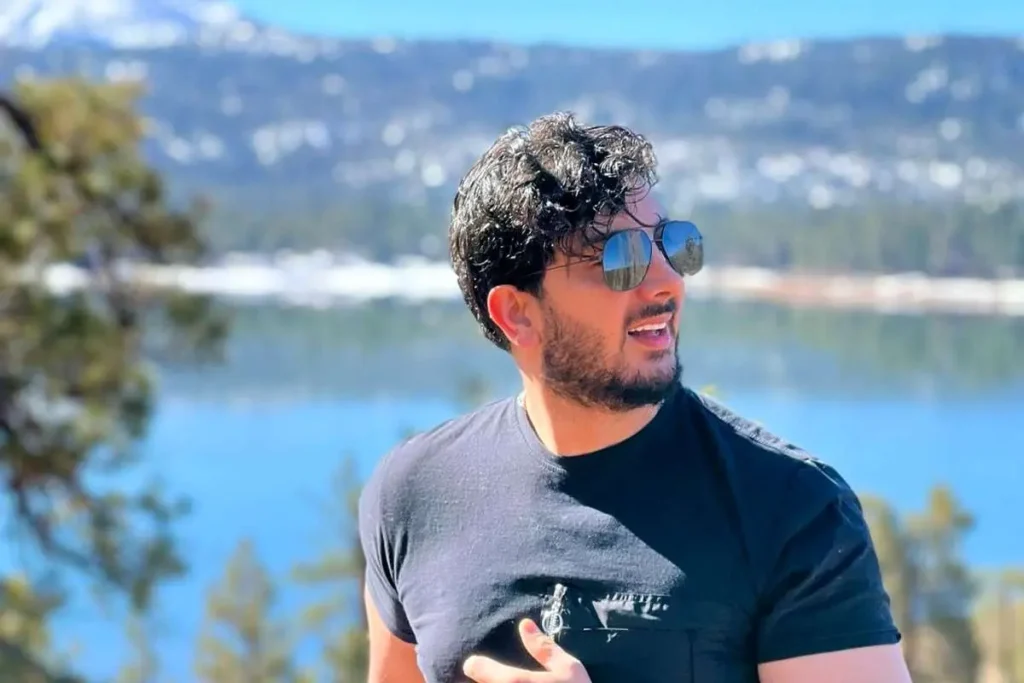 فرزاد فرزین: از صحنه موسیقی تا ورود به دنیای مجری گری در برنامه صحنه! آیا او موفق خواهد شد؟ 2 برنامه صحنه