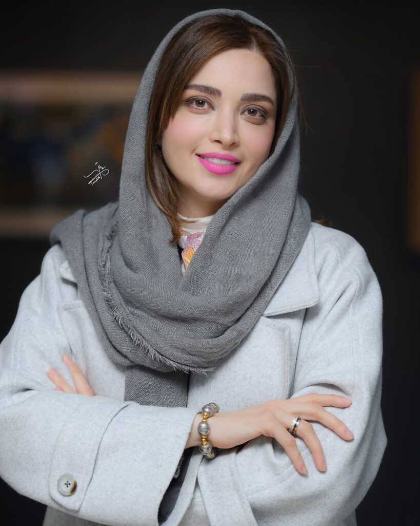 بهنوش طباطبایی با یک استایل شیک خودنمایی کرد 2 photo 2025 02 15 21 08 372