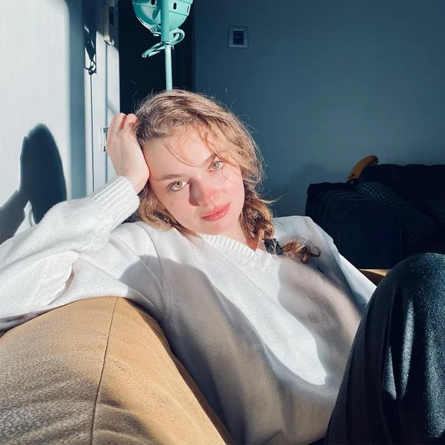 سریال ترکی سنگ کاغذ قیچی: داستان، بازیگران و حقایقی جذاب 12 تصویر سرا آریتورک (Alif)