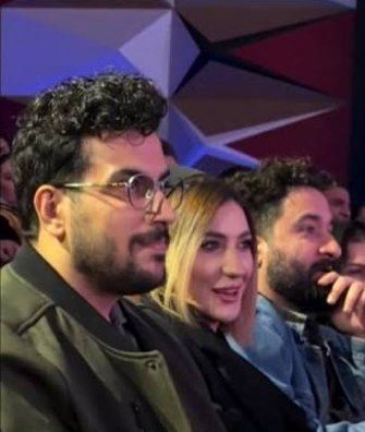 همسر امیرحسین قیاسی کیست؟ ناگفتههایی از زندگی خصوصی کمدین محبوب 4 همسر امیرحسین قیاسی در جشن حافظ