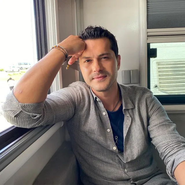 بیوگرافی بازیگران سریال ترکی لیلا؛ از کینه نامادری تا دو راهی سرنوشتساز عشق 10 تصویر آلپرن دویماز