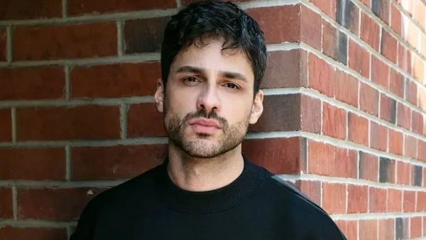 سریال ترکی بوی توت فرنگی؛ سریالی که ثابت کرد عشق میتونه از یه دعوای ساده شروع بشه! 7 تصویر اکین مرت دایماز