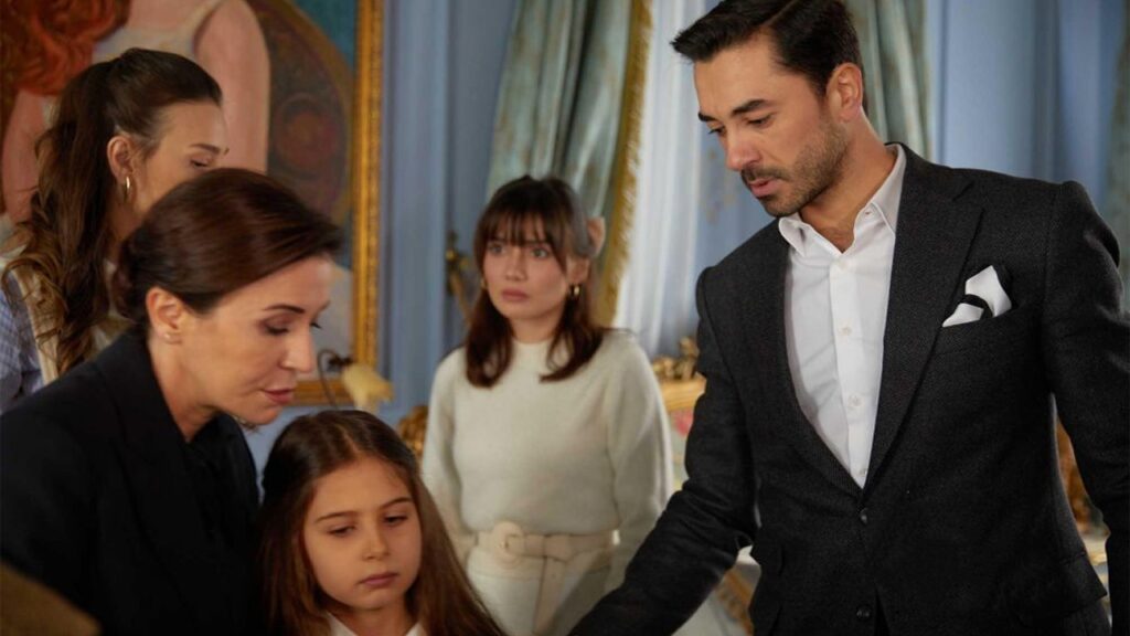 سریال داستان خاکستر؛ از عشق رمانتیک تا دسیسههای تاریک عمارتی باشکوه 4 داستان سریال داستان خاکستر