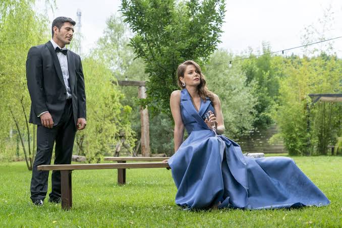 سریال دختر پشت پنجره؛ ملودرامی که مرزهای روانشناسی و سینما را جابهجا کرد! 4 معرفی سریال دختر پشت پنجره