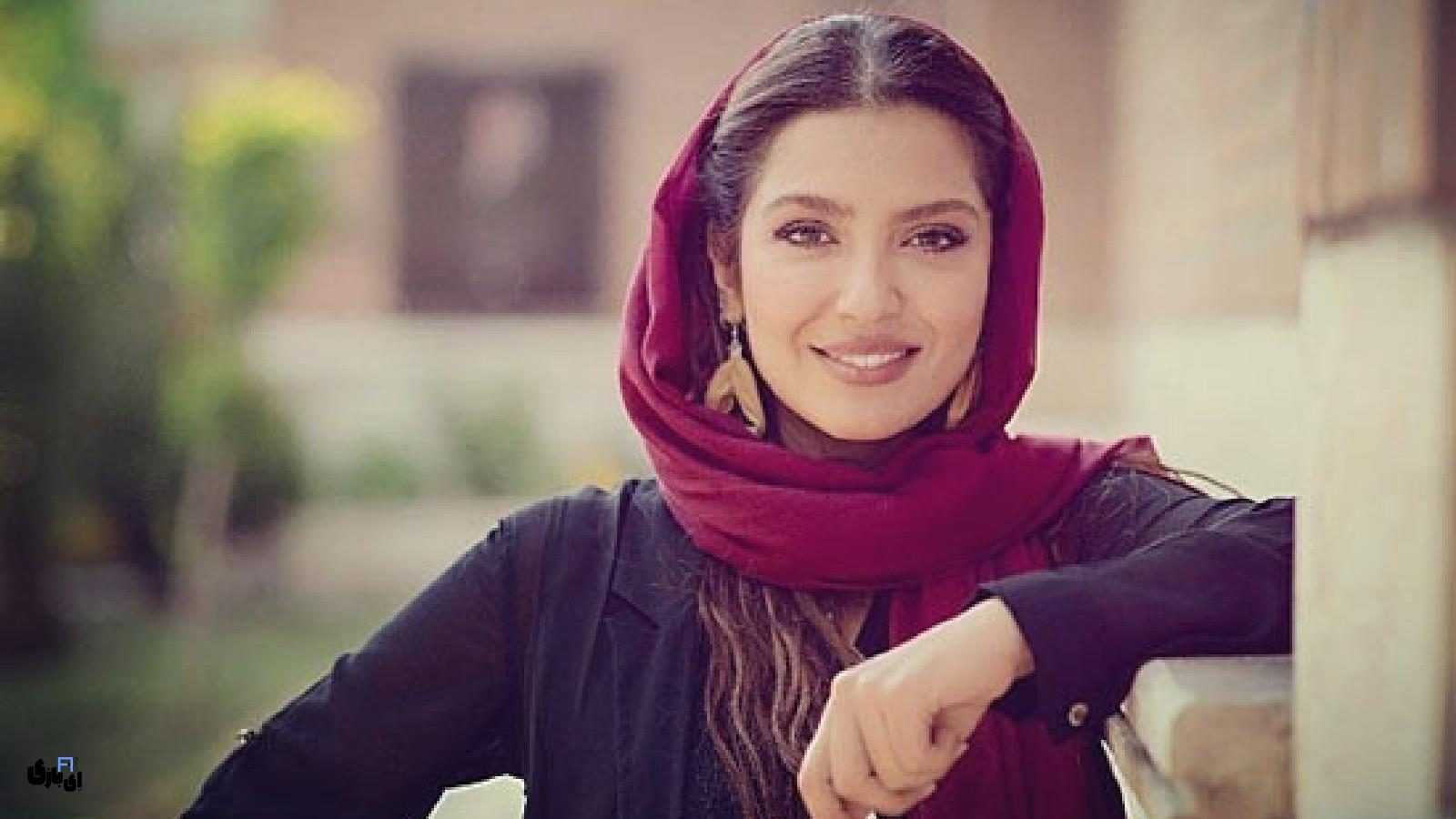 بیوگرافی مونا کرمی